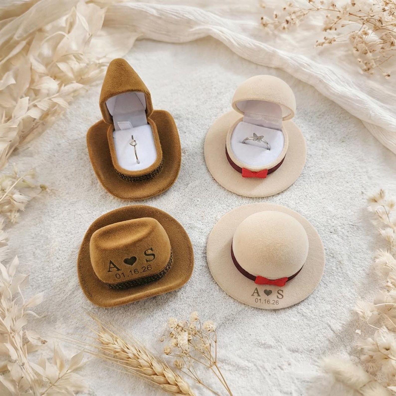 Velvet Jewelry Box - กล่องใส่แหวนทรงหมวกคาวบอยแบบปรับแต่งได้ กล่องใส่แหวนกำมะหยี่พร้อมอักษรย่อ กล่องเครื่องประดับสุดเก๋ ของขวัญสำหรับคาวเกิร์ล สไตล์คันทรี เวสเทิร์น