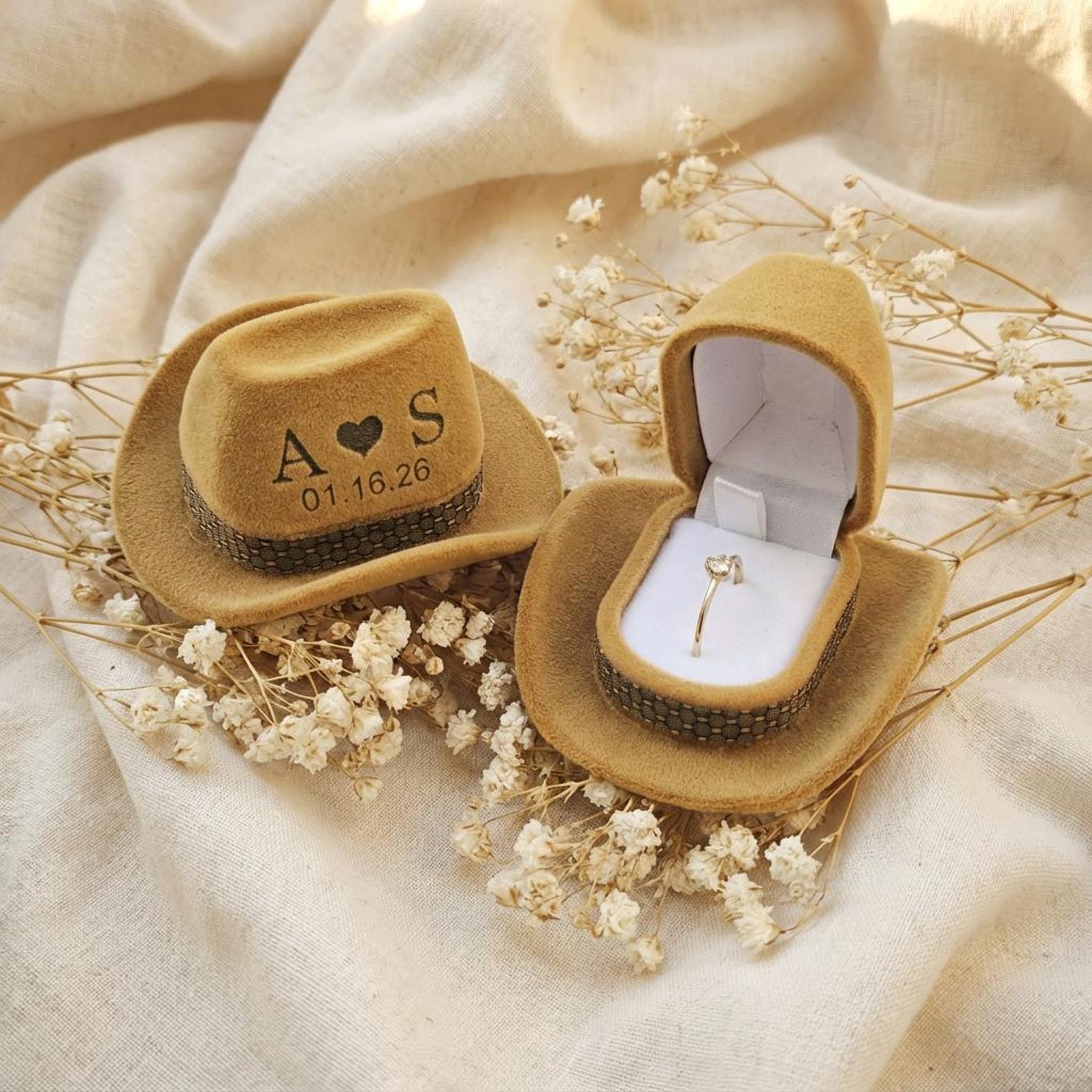 กล่องใส่แหวนทรงหมวกคาวบอยแบบปร - Velvet Jewelry Box บทวิจารณ์และราคา